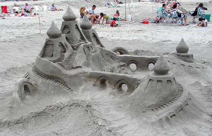 Sandburgenterrorismus: Gibst du mir nicht deine Förmchen, mache ich deine Burg kaputt...